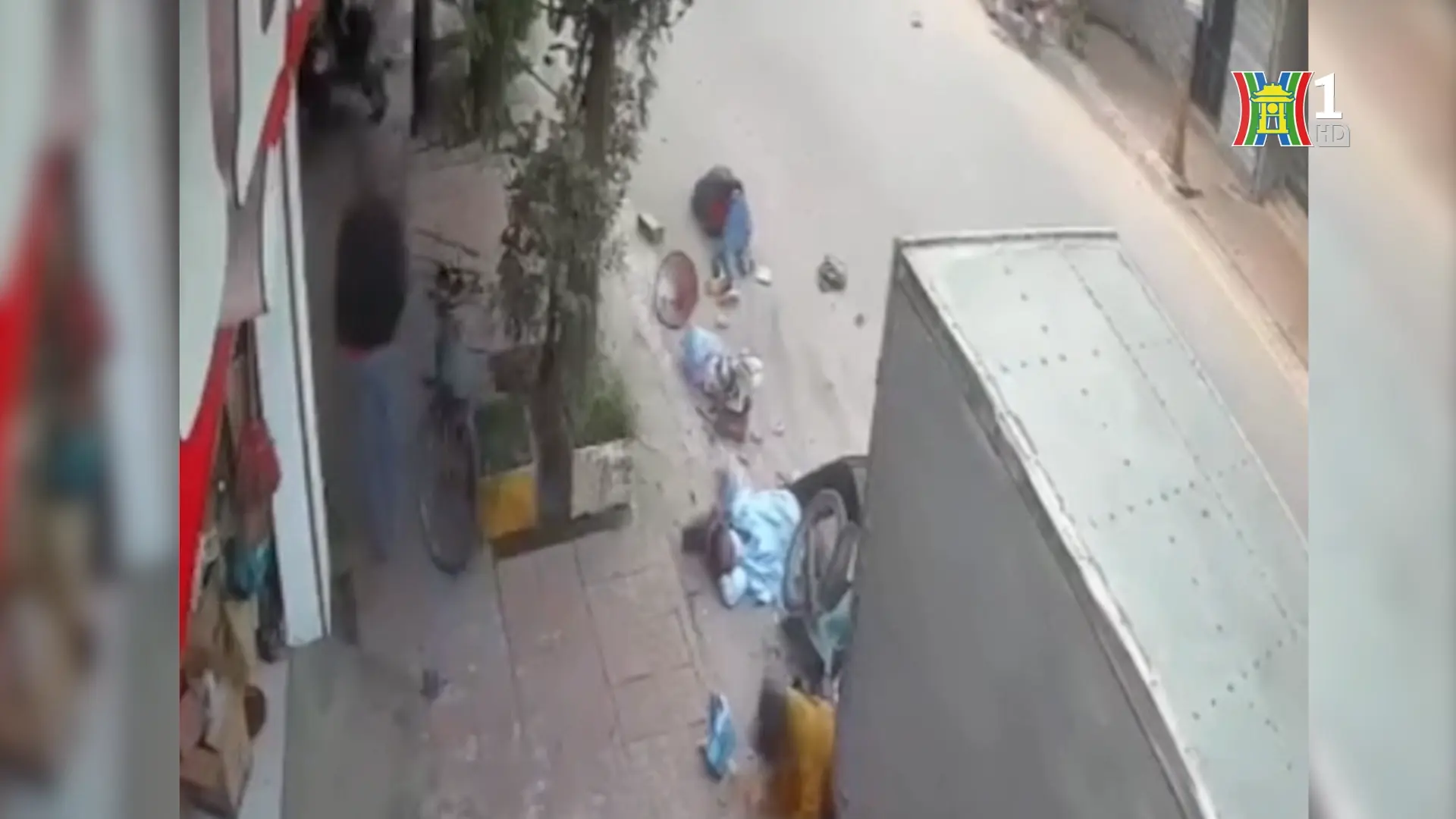 Xe taxi mất lái gây tai nạn giao thông